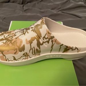 OOFOS size 10 clogs. Sahara Gold
